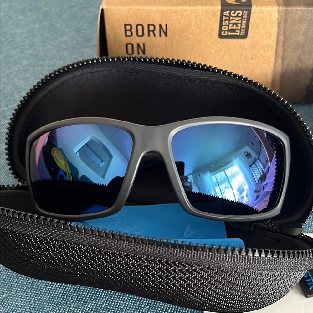 Costa Reefton Polarized Glasses - Black Frame with Blue Lenses - Picture 3 of 4